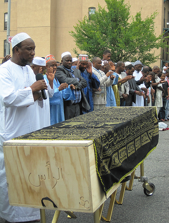 The local imam at the Futa Islamic Center Mosque gave a sermon at a funeral held for slain cabbie Aboubacar Bah, 62, last Friday. (JENNIFER LUNA / The Bronx Ink)