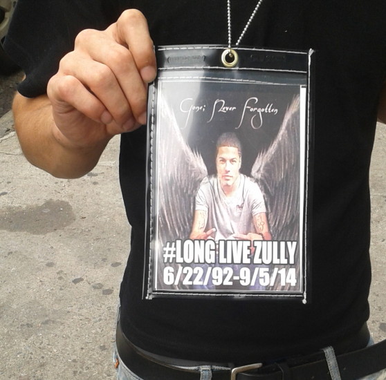 Friends and acquaintances wear this badge in remembrance of Zully (ALICE GUILHAMON/The Bronx Ink