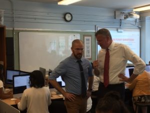 De Blasio chats with computer programming teacher Ben Samuels-Kalow during his lesson. Photo by Mike Elsen-Rooney